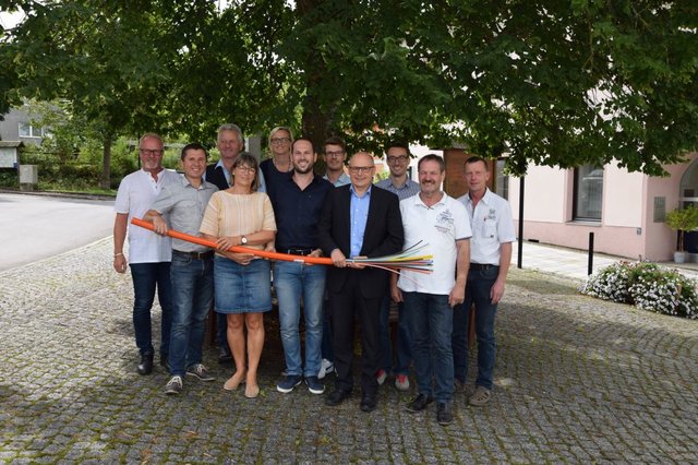 Vertreter der Region Steinerne Mühl, der Fiber Service GmbH und der Regionalmanagement OÖ GmbH freuen sich über den Etappensieg (v.l.: Bgm. Paul Mathe, VzBgm. Josef Eisschiel, Bgm. Josef Hintenberger, VzBgmin. Elisabeth Reich, Sabine Griesmann, AL Alexander Neidhart, Severin Aichbauer, Martin Wachutka, Michael Friedl, Bgm. Albrecht Neidhart, VzBgm. Wilhelm Hofbauer). | Foto: Foto: www.rmooe.at