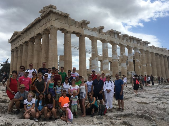 Die Damen und Herren der VTG Stainz  lässig vor einem der griechischen Tempel. | Foto: KK