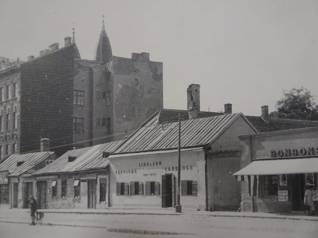 Simmeringer Hauptstraße 62-68, um 1950, 1954 abgerissen. Im Hintergrund Turmspitzen von Neusimmeringer Kirche/ Enkplatz. | Foto: Archiv Bezirksmuseum Simmering