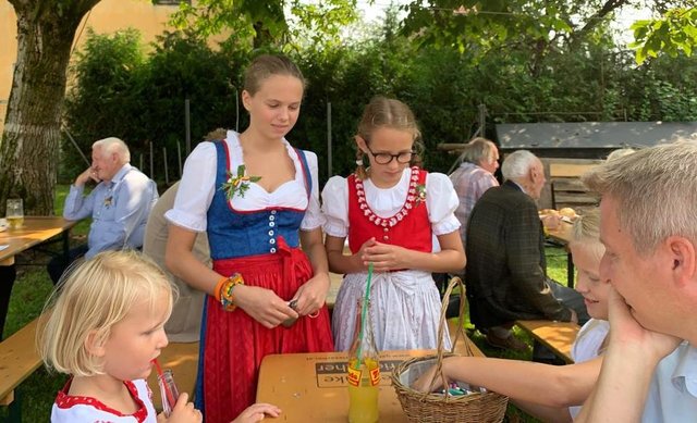 Helene und Theresa Monsberger verkauften die Lose
