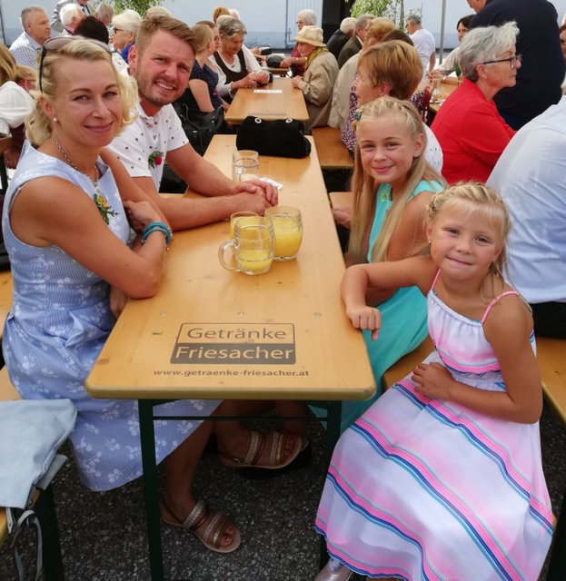 Eva, Wilfried Weinberger mit Töchtern Anna-Lena und Theresa