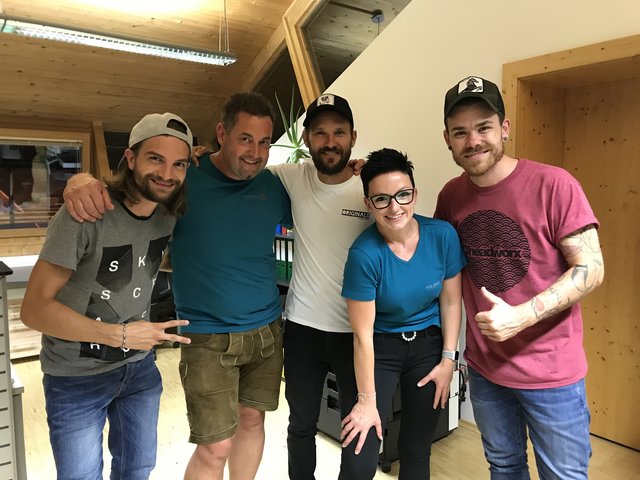 Feierten ihr großes Jubliäum: Markus Ertl (2.v.l.) mit Frau Verena und den Bandmitgliedern von Matakustix | Foto: KK