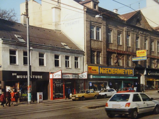 Simmeringer Hauptstraße 80-82 (heute Wohnhaus, darunter U-Bahnstation „Enkplatz“)/ Ecke Gottschalkgasse, 1998 | Foto: Archiv Bezirksmuseum Simmering