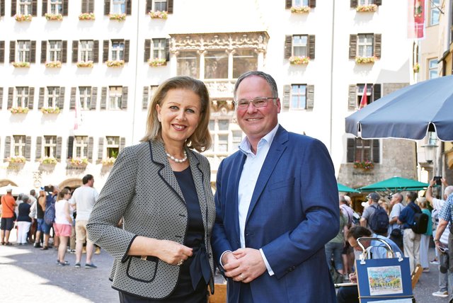 Wirtschaftslandesrätin Patrizia Zoller-Frischauf und CMI-Direktor Christian Mayerhofer.
 | Foto: © Land Tirol/Kathrein