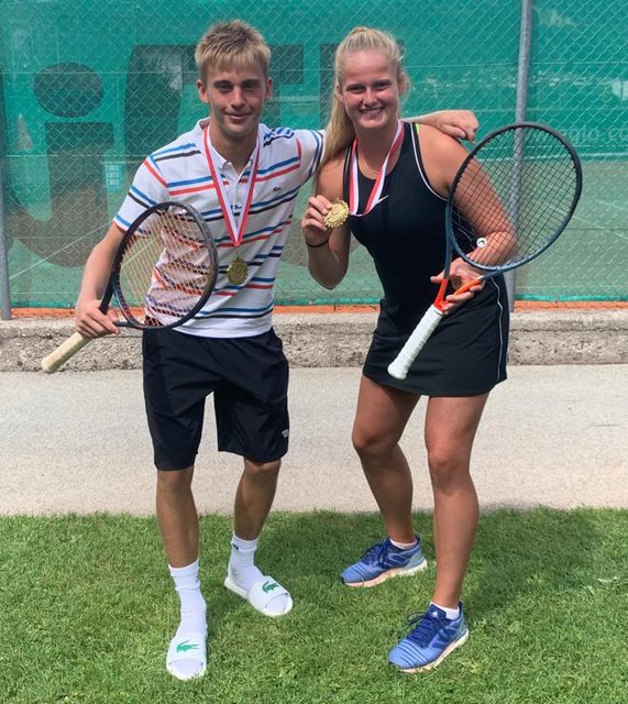 Die neue Tiroler Meisterin Eva-Maria Riml und der Tiroler Meister Julian Schubert, beide TC Telfs, die gemeinsam auch im Mixed triumphierten.
