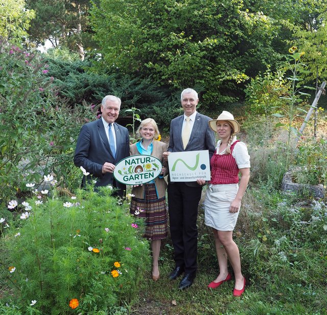Landesrat Martin Eichtinger, Bezirksvorsteherin Silke Kobald, Rektor Thomas Haase und „Natur im Garten“ Wien Betreuerin Andrea Übinger (v.l.n.r.) bei der Verleihung der erste „Natur im Garten“ Plakette in Wien.