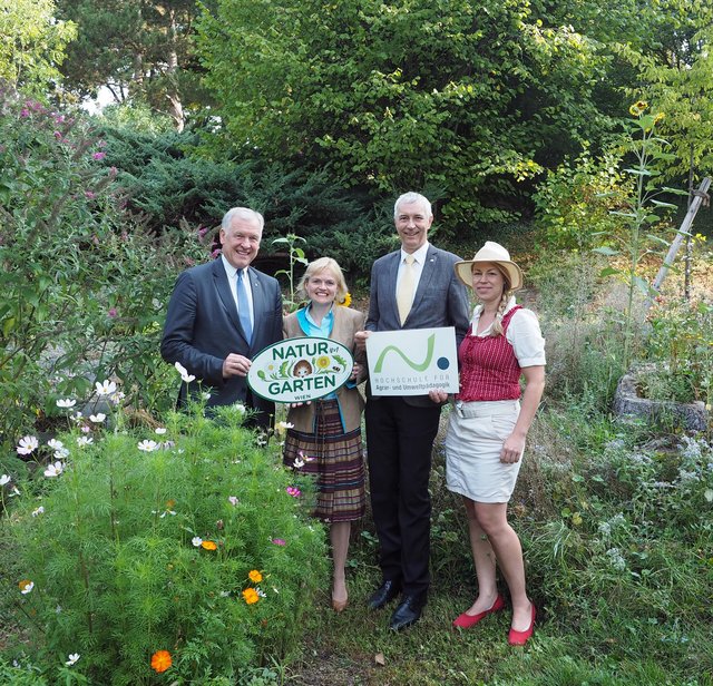 Landesrat Martin Eichtinger, Bezirksvorsteherin Silke Kobald, Rektor Thomas Haase und „Natur im Garten“ Wien Betreuerin Andrea Übinger (v.l.n.r.) bei der Verleihung der erste „Natur im Garten“ Plakette in Wien. 
 | Foto: Natur Im Garten/ Pressler