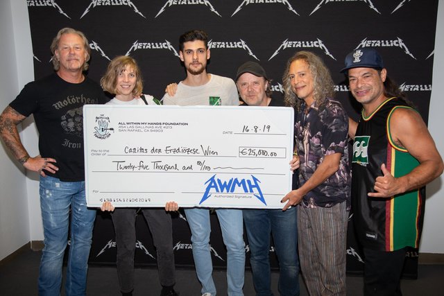 Die Rockband Metallica überreichte den Scheck von über 25.000 Euro. | Foto: All Within My Hands Foundation