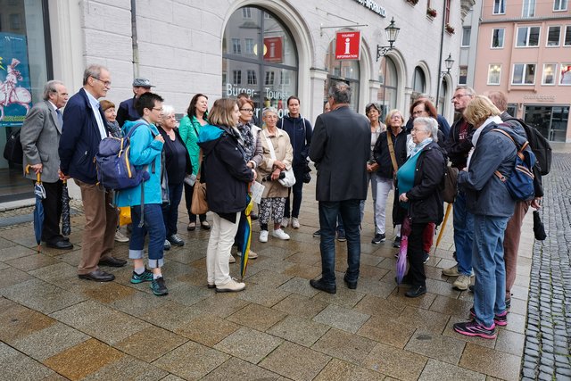 Interessierte Zuhörer bei der Stadtführung