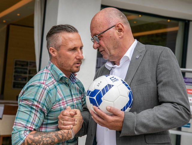 Austria Trainer Christian Schaider und Austria-Präsident Claus Salzmann packen an. | Foto: wildbild