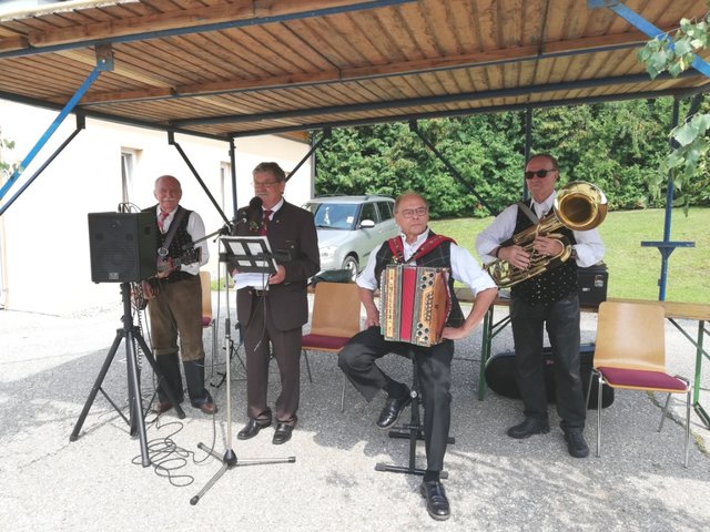 ÖKB-Obmann Reinhard Ganster mit dem Schieflinger Trio