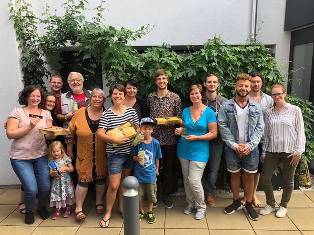 Die Nachbarschaft freute sich über ein gemeinsames Essen mit Schmankerln aus der Bäckerei "Der Mann, der verwöhnt".  | Foto: Pia Bachmayer