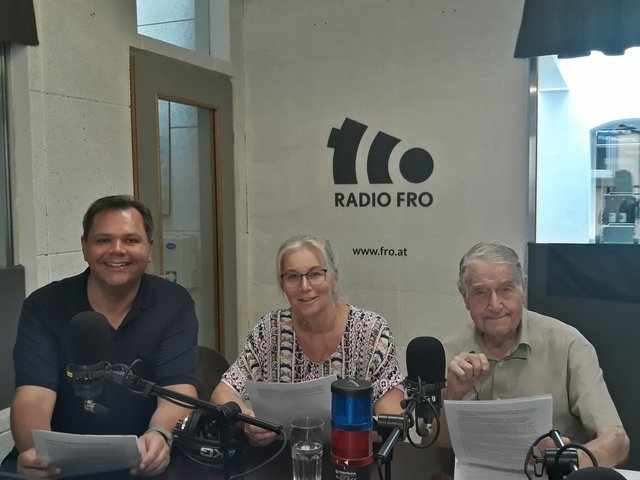 Autor Peter Pohn nahm mit Liane Locker und Eugen Victor die Zeitzeugenberichte im FRO-Studio in Linz auf. | Foto: Pohn