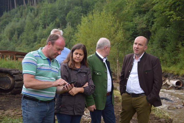 Laut Bürgermeister Peter Bacher (l.) werden die Aufräumarbeiten Monate dauern.
