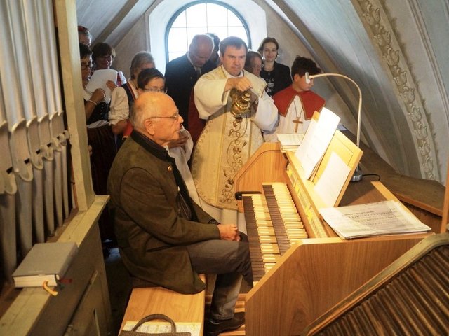 Pfarrer Georg Gerstmayr weihte die neue Elektro-Orgel ein, Organist Karl Ronacher und der Kirchenchor Erpfendorf verschönerten den Gottesdienst in der Pfarrkirche St. Stefan.