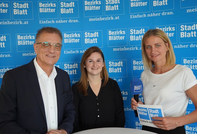 Marlene Svazek (FPÖ), Walter Steidl (SPÖ) und BB-Chefredakteurin Julia Hettegger (re.) beim Sommergespräch.