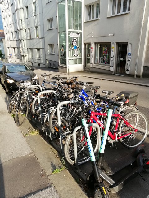 Der Radständer in der Aubergstraße 14 in Urfahr ist dauerhaft überfüllt. Antwort Büro Hein: Radständer wird erweitert | Foto: privat