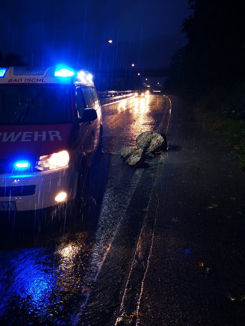Der Regen spülte Felsbrocken auf die Straße. | Foto: FF Bad Ischl