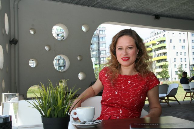 Im Café im Sonnwendviertel ist Rita Hatzmann oft zu finden. Hier organisiert sie auch ihre Open-Air-Stücke.