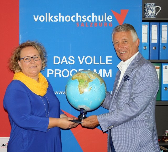 Nicole Slupetzky, Direktor-Stellvertreterin und Pädagogische Leiterin mit Helmut Mödlhammer, Vorstandvorsitzender der Volkshochschule Salzburg. | Foto: Volkshochschule Salzburg