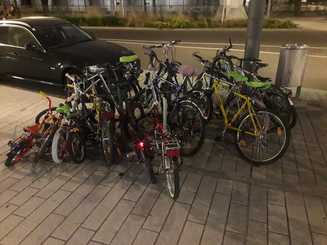 Vor dem Landestheater, Promenade 27, türmen sich die Räder. Das Foto wurde am 9. August um ca. 21 Uhr aufgenommen. Antwort Büro Hein: Kein Bedarf | Foto: privat