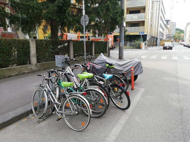 Die fünf Plätze vor der Coulinstraße 20 reichen bei weitem nicht für alle Fahrräder der umliegenden Häuser. Antwort Büro Hein: Radständer wird erweitert | Foto: privat