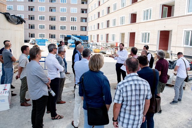 Andreas Lerge und Architekt Ulf Rössler erläutern der Delegation aus Tirol die Vorteile für Investoren beim Bauen mit Holz.  | Foto: ©Patricia Lucas 