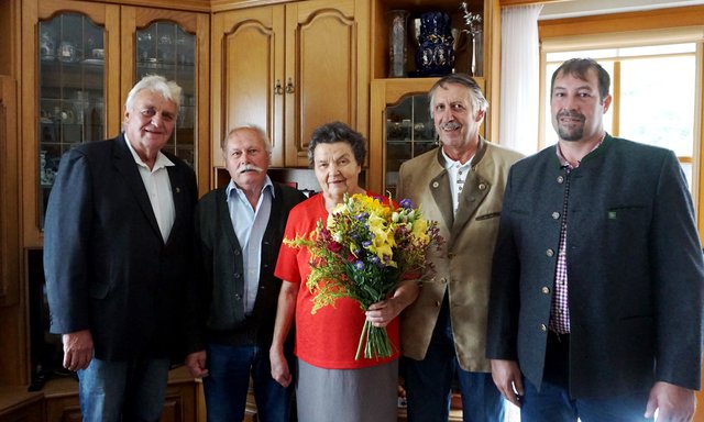60 Jahre lang als Ehepaar durch Dick und Dünn: Rosemarie und Karl Brunner (Mitte). | Foto: Gemeinde Payerbach