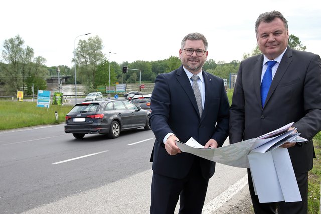 Von links: Landesräte Ludwig Schleritzko (NÖ) und Günther Steinkellner (OÖ) auf der B123 in Mauthausen.