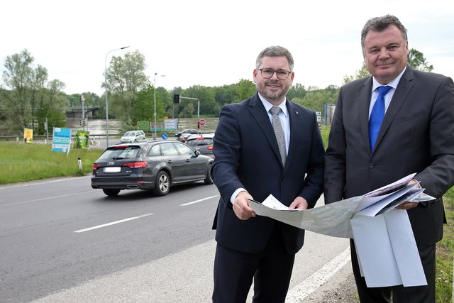 Von links: Landesräte Ludwig Schleritzko (NÖ) und Günther Steinkellner (OÖ) auf der B123 in Mauthausen. | Foto: Land OÖ/Daniel Kauder