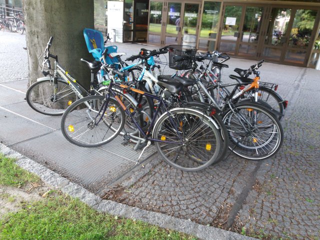Beim Eingang zum Brucknerhaus drängen sich die Räder. Antwort Büro Hein: Kein öffentliches Gut | Foto: privat