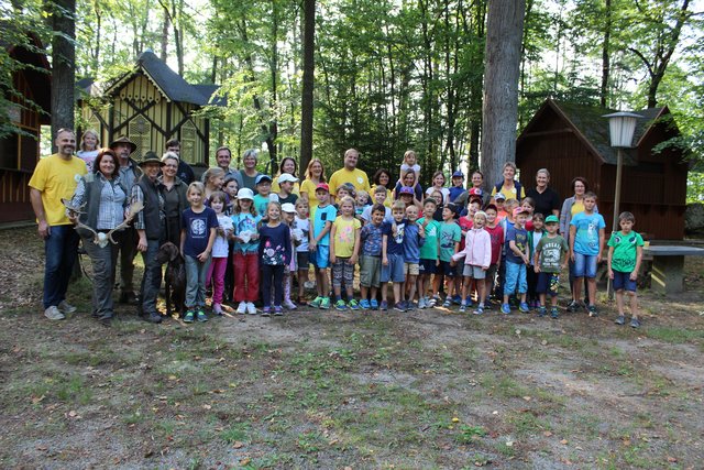 Jäger, Bogenschützen das Schremser Kindersommer-Team und die jungen Teilnehmer. | Foto: ÖVP Schrems