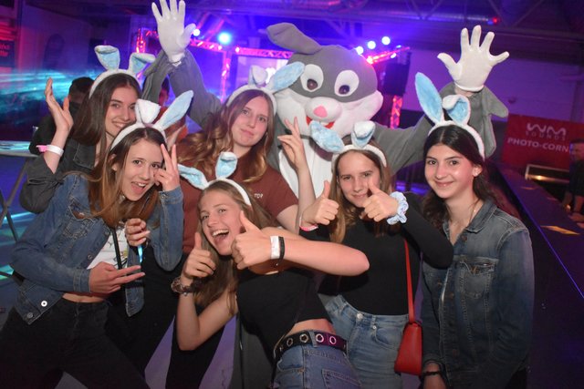 Bei der Osterhasenparty feierte die Jugend mit DJ Hase.