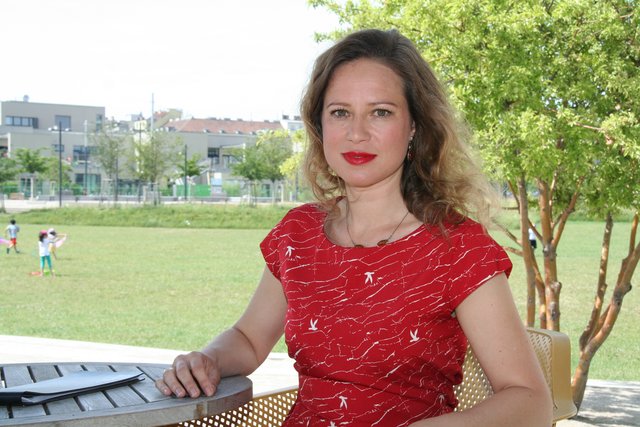 Im Café im Sonnwendviertel ist Rita Hatzmann oft zu finden. Hier organisiert sie auch ihre Open-Air-Stücke.
