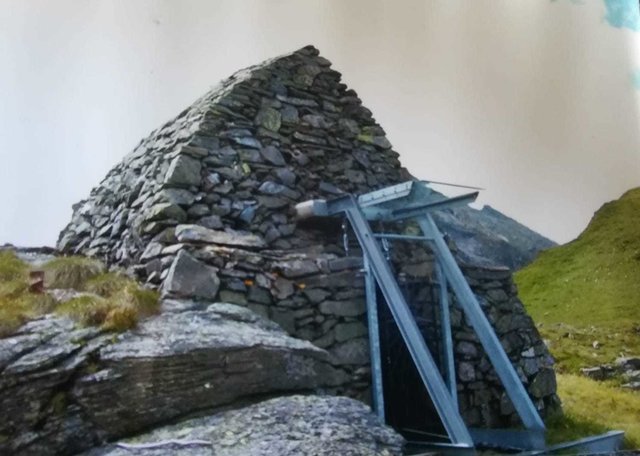 An der Glattjochkapelle wurde 2008 eine Stützkonstruktion aus Metall errichtet.  | Foto: Schweiger