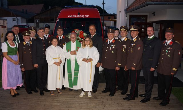 Offizielle Segnung: Pfarrer Karl Gölles mit Vertretern der Feuerwehr Perlsdorf und den Ehrengästen.  | Foto: FF Perlsdorf
