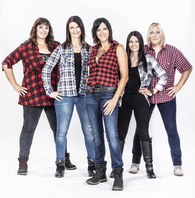 Trucker Babes: Helga Dröscher (r.) aus Murau ist erneut mit dabei. | Foto: ATV/Ernst Kaindorfer