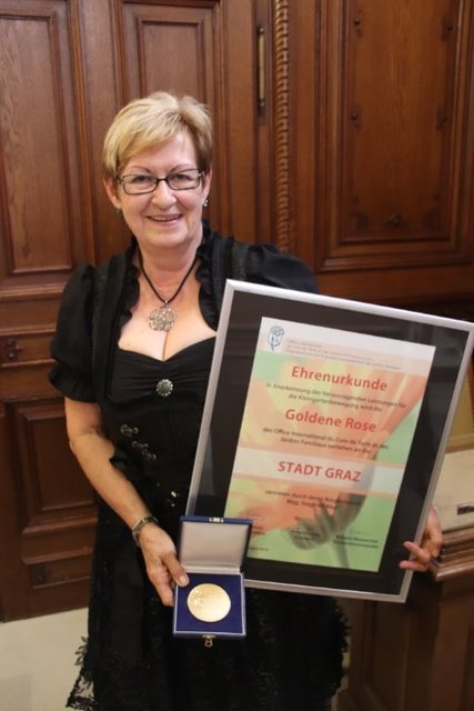 Ehre: GR Ingrid Heuberger nahm "Die goldene Rose" entgegen.