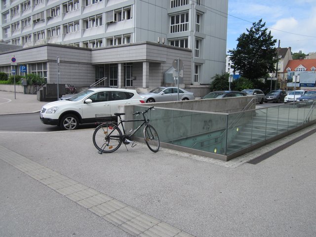 Nahe des Haupteinganges des Hauserhofes in der Kärntnerstraße bräuchte es Radabstellmöglichkeiten. Den Radständer im Innenhof kennt niemand Externer und im blöden Fall wird das Rad eingesperrt, berichtet ein StadtRundschau-Leser. Antwort Büro Hein: Radständer wird errichtet | Foto: privat