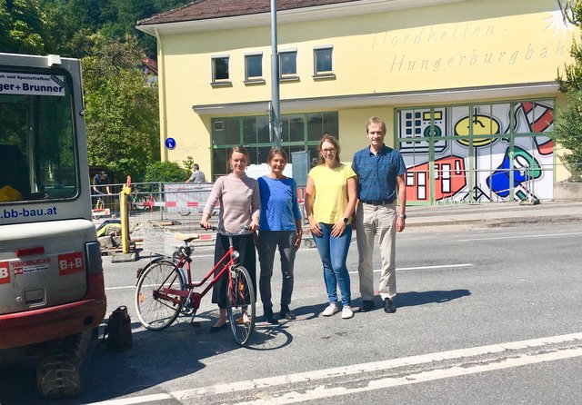 Überzeugten sich vor Ort von der Verbesserung, die der neue ampelsignalisierte Schutzweg mit Radfurt für FußgängerInnen und RadfahrerInnen bedeutet (v.l.): Teresa Kallsperger, Uschi Schwarzl, Katharina Oppl (Abteilung „Verkehr und Straße“, Land Tirol) und Michael Kaufmann | Foto: Stadt Innsbruck/Aigner