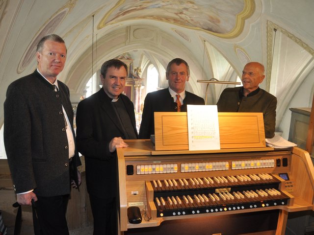 PGR-Obmann Markus Melmer, Pfarrer Georg Gerstmayr, PKR-Obmann Gigi Zass und Organist Karl Ronacher (v. li.) freuen sich über die neue Elektro-Orgel in der Pfarrkirche St. Stefan in Kirchdorf.