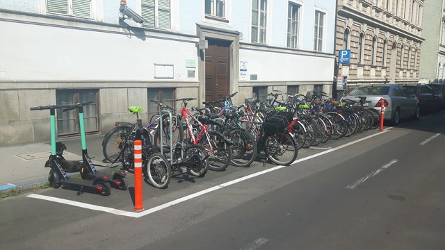 Die Anlage in der Südtirolerstraße 28/30 ist oft überfüllt. Die Aufnahme stammt vom 19. Juni, circa 9.30 Uhr. Antwort Büro Hein: Errichtung eines weiteren Radständers gegenüber Hausnummer 28 | Foto: privat