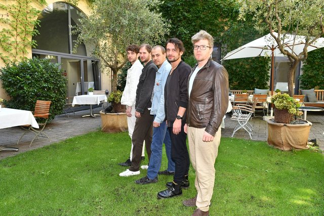 Aufgestellt wie die Orgelpfeifen: die Band Wanda beim bz-Interview im Hotel "Das Triest". | Foto: Markus Spitzauer