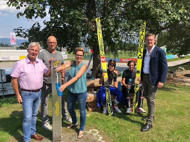 Beim Trinkbrunnen bei der Alpenarena:  Stadtrat Harald Sobe, GF Franz Smolinger, Stadträtin Katharina Spanring, GF Johannes Hörl mit zwei Nachwuchs-Skispringern (v.l.) | Foto: Alpenarena