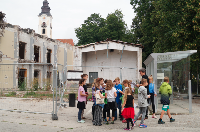 Gemeinsam machten sich die Deketive auf die Suche nach dem Bücherdieb.  | Foto: Leonore Geißelbrecht