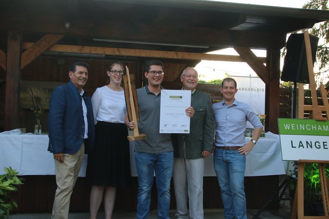 Weingut des Jahres: Johannes Haimerl vom Weingut Haimerls (Mitte) mit Bürgermeister Harald Leopold, Kostleiterin Julia Grillmaier, Weinbaupräsident Franz Backknecht und Weinbauvereins-Obmann Christian Nastl.