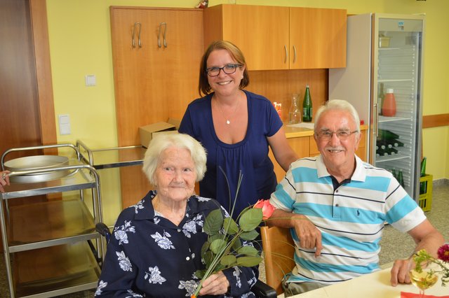 Dir. Stv. Angelika Traschler gratuliert Helene Silhanek, im Bild mit Schwiegersohn Helmut Germüller | Foto: PBZ Klosterneuburg