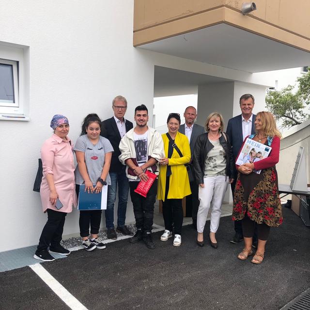Bgm. Alois Oberer, Elisabeth Schuster, Ing. Thomas Strele, Dr. Beate Palfrader und Ing. Franz Mariacher mit den neuen BewohnerInnen. | Foto: Tigewosi
