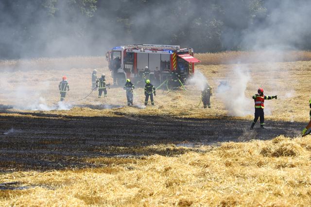 ...und nur zwei Tage später Feldbrand: Die Wetterextreme durch den Klimawandel sind auch im Bezirk längst zu spüren.