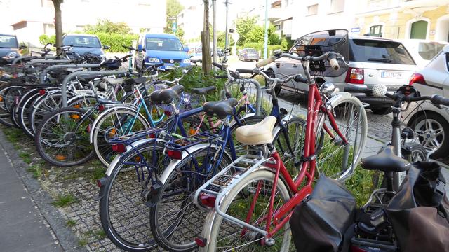 In der Rosenauerstraße 2 in Urfahr finden längst nicht alle Räder einen Stellplatz. Antwort Büro Hein: Weiterer Radständer wird aufgestellt. | Foto: privat